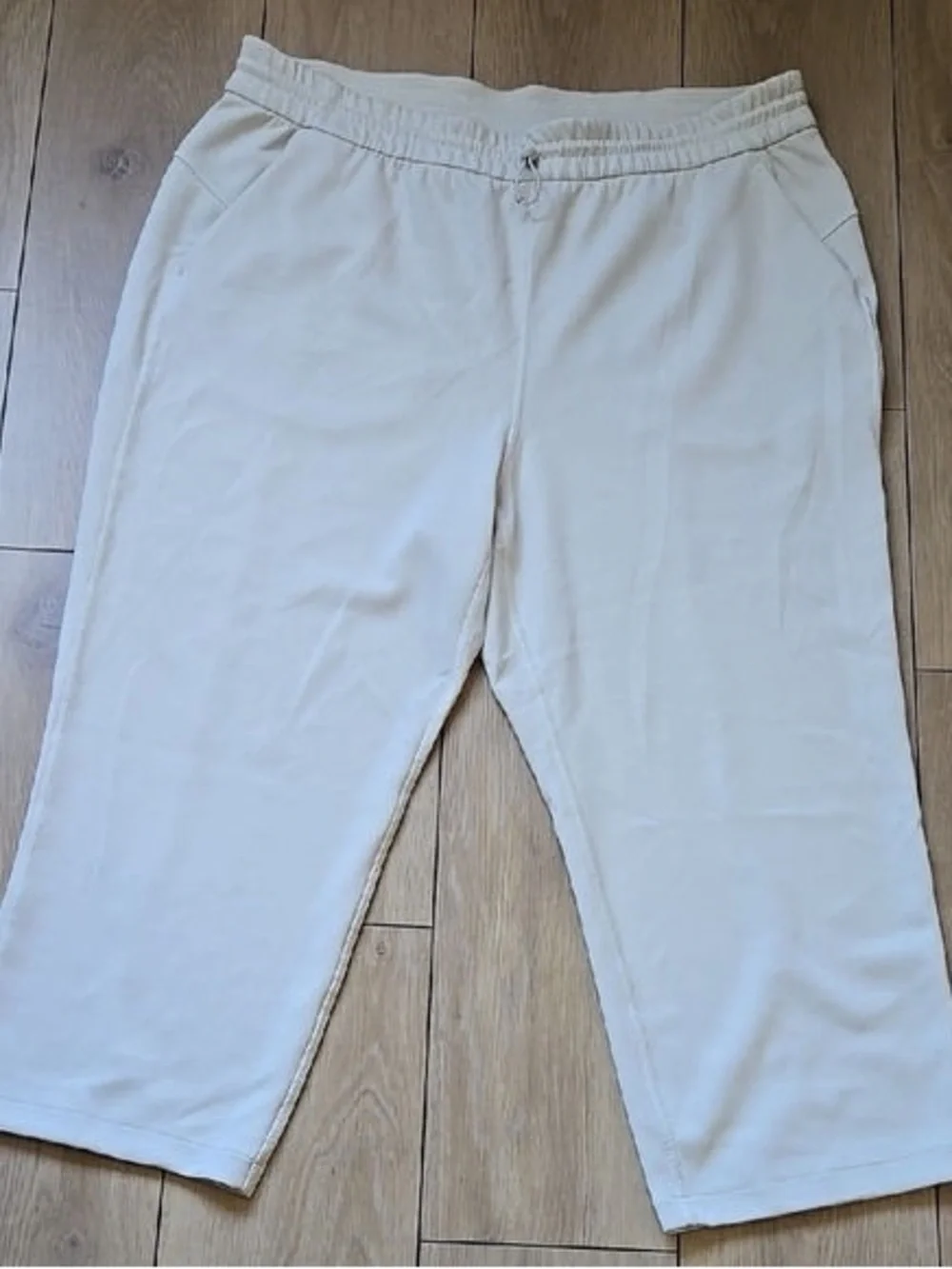 Women’s Cream Pull-On Capri Pants
